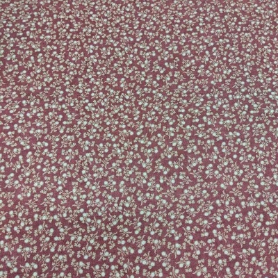 Tecido rosa com padrão floral branco e lilás