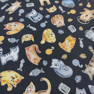 Tecido preto com padrão de gatos coloridos e elementos relacionados a felinos