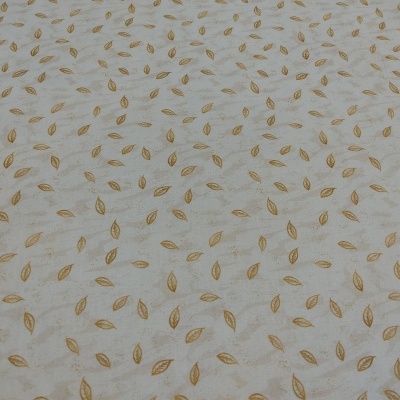 Tecido branco com padrão de folhas castanhas
