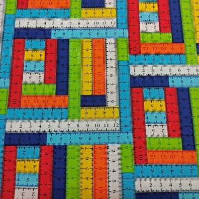 Tecido estampado com réguas coloridas sobre fundo branco