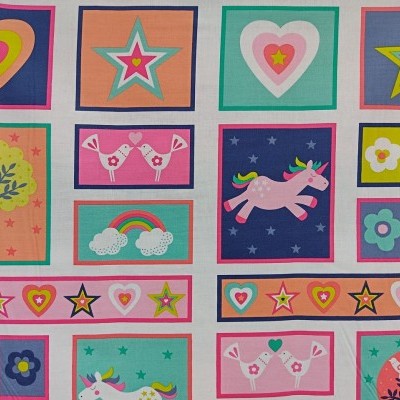 Tecido colorido com desenhos de corações, estrelas, árvore, pássaros, arco-íris e unicórnio