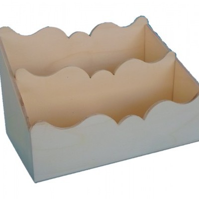 Organizador de madeira branco com três compartimentos em níveis diferentes