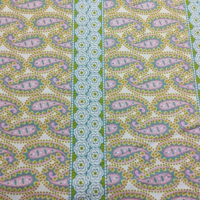 tecido estampado com folhas e flores em tons rosa, amarelo e azul