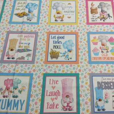 Manta com padrão colorido de cozinheiros e frases em inglês num fundo floral