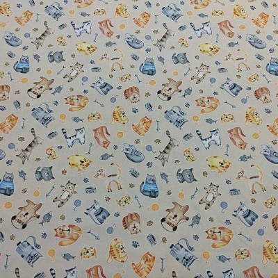 Tecido branco com padrão colorido de gatos pequenos em várias posições