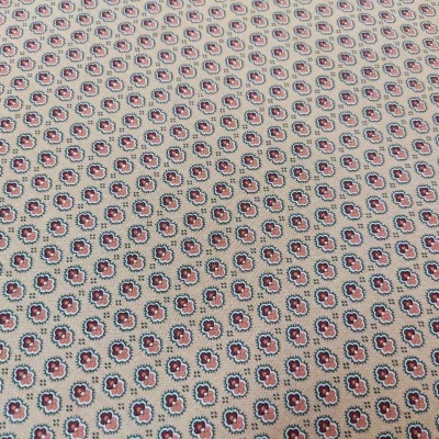 Tecido beige com padrão de figuras circulares coloridas repetidas