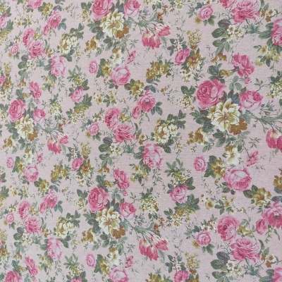 Tecido com padrão floral em tons rosa, amarelo e verde