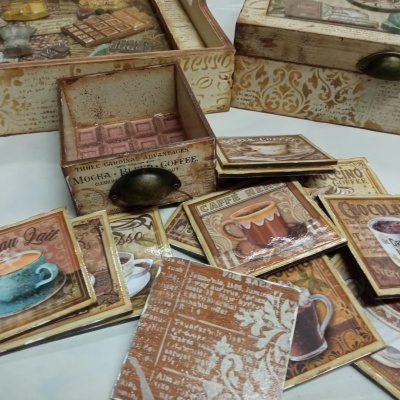 Conjunto de blocos decorativos com tema de café em caixa pequena de madeira com puxador metálico