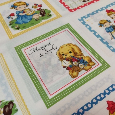 Tecido estampado com imagens de crianças e animais em molduras coloridas