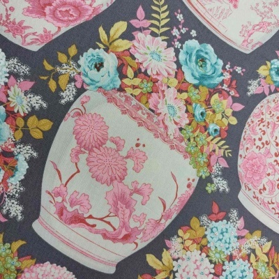 tecido estampado com vasos de porcelana e flores em várias cores sobre fundo cinza