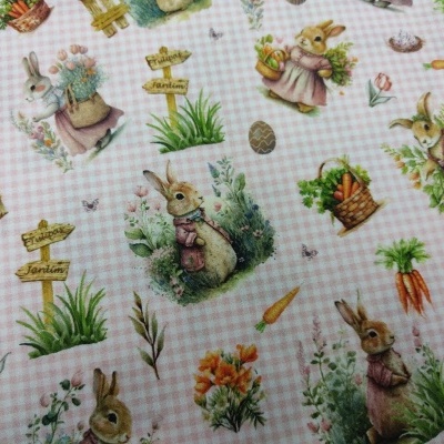 Tecido infantil com padrão de coelhos, cenouras e flores em fundo quadriculado rosa e branco