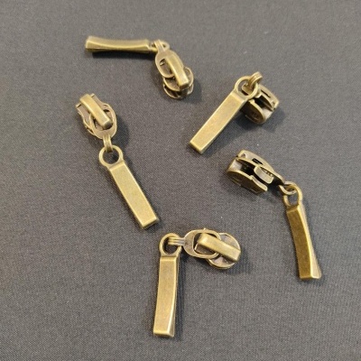 Cinco pega fecho metálico dourado sobre fundo cinzento