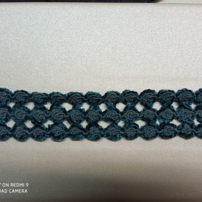 Fita decorativa de renda preta entrelaçada