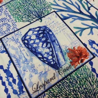 Tecido padrão marítimo com concha azul e textos decorativos