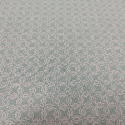 Tecido azul claro com padrão branco de flores estilizadas