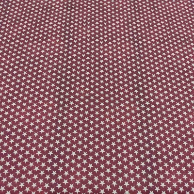 tecido vermelho com estrelas brancas