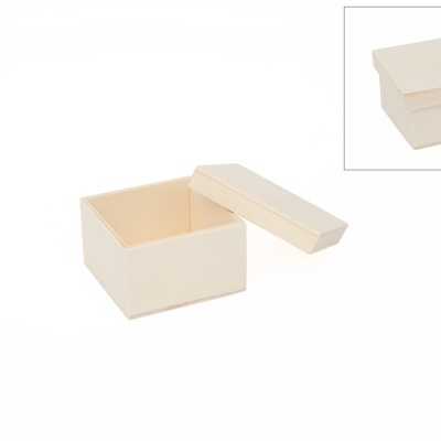 Caixa quadrada creme com tampa solta e fundo branco