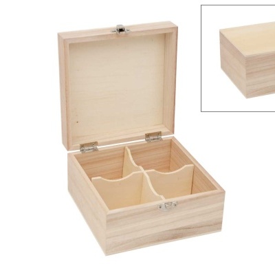 Caixa de madeira clara com compartimentos