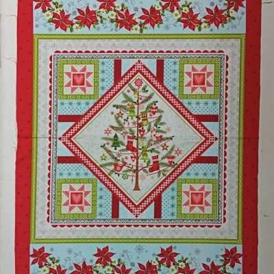 Tecido decorativo de Natal com árvore de Natal e padrões vermelhos e verdes