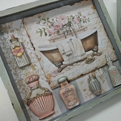 quadro decorativo com imagem de banheira antiga e frascos de perfume vintage