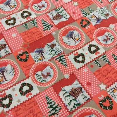 tecido vermelho com padrão natalício de casas, árvores e coroas