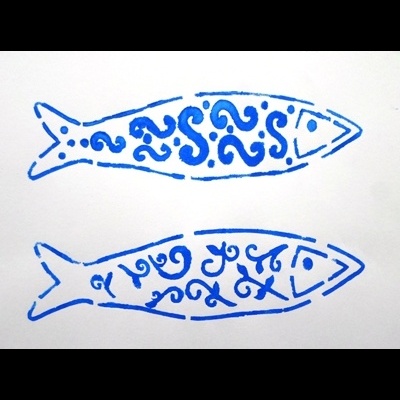 Desenho azul de dois peixes com padrões decorativos em fundo branco