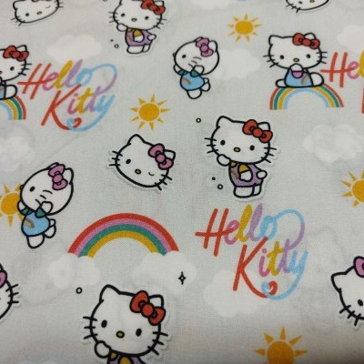 Tecido branco com padrão colorido de Hello Kitty, arcos-íris, nuvens e sóis