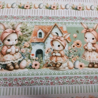 Tecido estampado com três coelhinhos e elementos da Páscoa em tons pastel