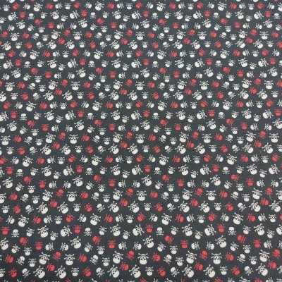 Tecido preto com padrão repetido de flores pequenas brancas e vermelhas