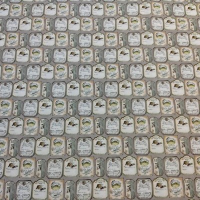 Placas metálicas brancas com textos e detalhes em verde e amarelo dispostas em sequência