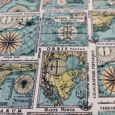 Tecido com padrão vintage de mapas antigos em vários azuis e bege com textos de mapas e bússolas