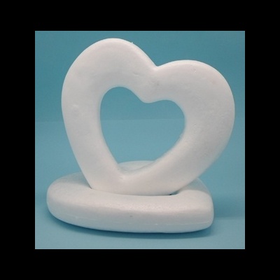 Objeto decorativo branco em forma de coração com fundo azul claro