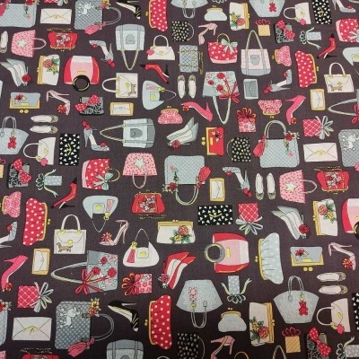 Tecido estampado com desenhos de malas, sapatos e óculos em várias cores