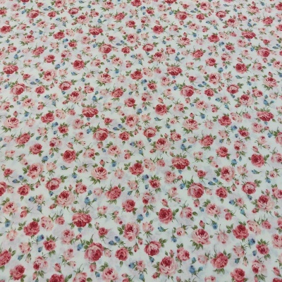 tecido branco com padrão floral colorido