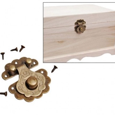 Fecho decorativo bronze com parafusos e caixa de madeira clara