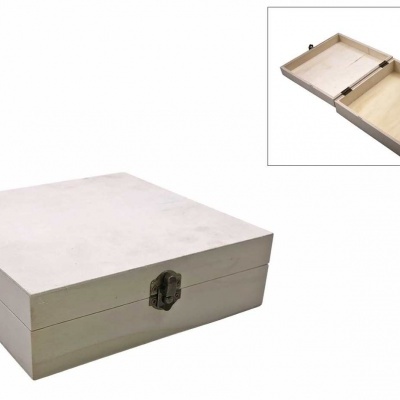 Caixa de madeira quadrada clara com fecho metálico prateado