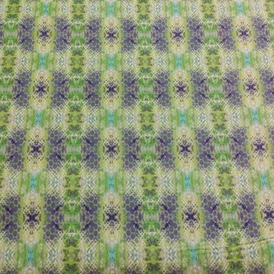 tecido com padrão geométrico em tons verde, azul, roxo e bege