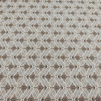 Tecido com padrão geométrico em triângulos marrons e brancos