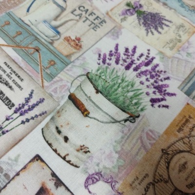 Tecido estampado com flores de lavanda e rótulos vintage em tons lavanda e bege