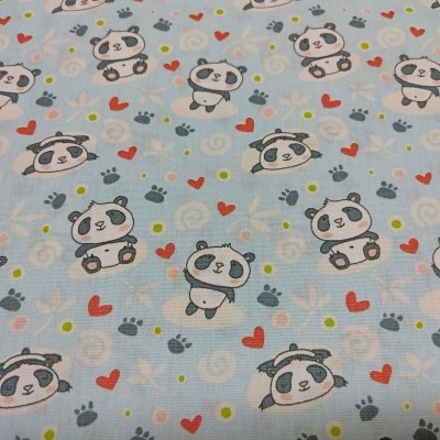 Tecido azul claro com padrão repetido de pandas e elementos decorativos coloridos
