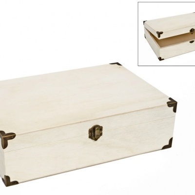 caixa de madeira clara com cantos de metal e fecho