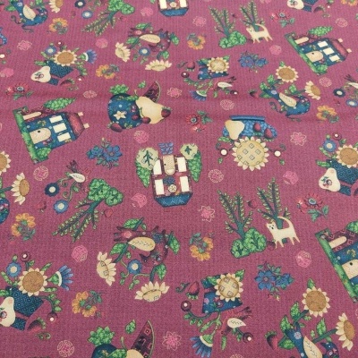 Tecido rosa com padrão colorido de casas, figuras humanas e flores