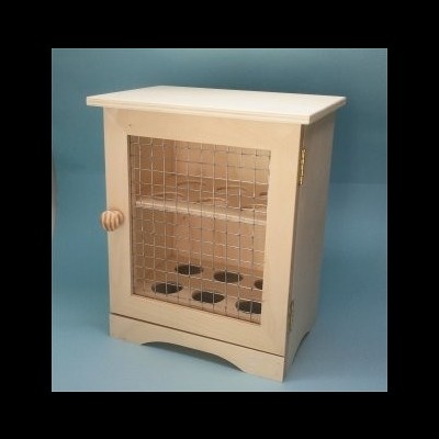 Armário pequeno de madeira clara com porta em vidro e grelha metálica