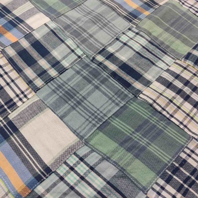 Tecido xadrez com quadrados costurados em várias cores