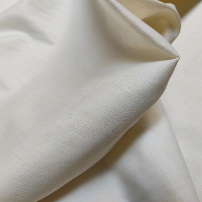 tecido liso bege com textura fina e pregas suaves