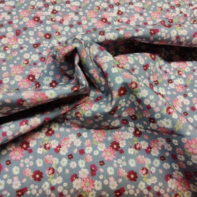 tecido azul claro com padrão floral multicolorido