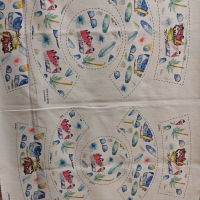 Tecido estampado para cortar e costurar chapéus com motivos de óculos, pranchas de surf, árvores e carrinhos