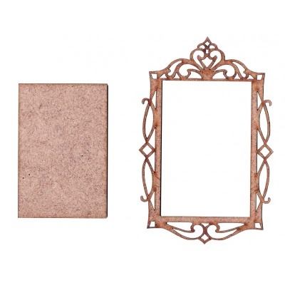 Moldura decorativa em madeira castanha clara com padrões ornamentais e tábua retangular simples