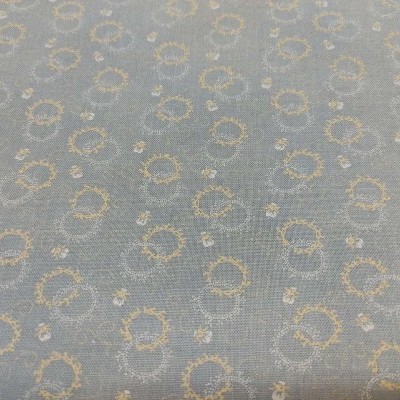 Tecido azul claro com padrão de círculos e flores amarelas