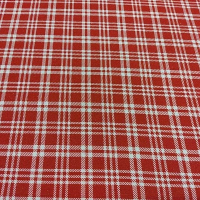 Tecido xadrez vermelho, branco e castanho com textura entrelaçada